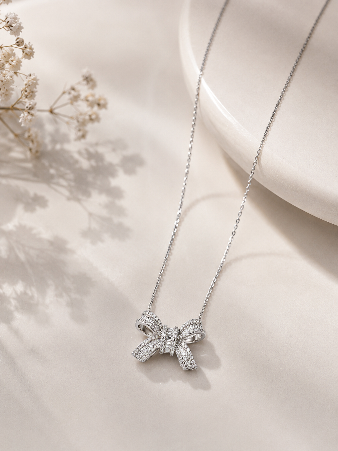 Serti lumière bow pendant